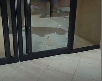 Radio Morena sufre ataque con una roca en Guayaquil: la prensa bajo amenaza antes del toque de queda