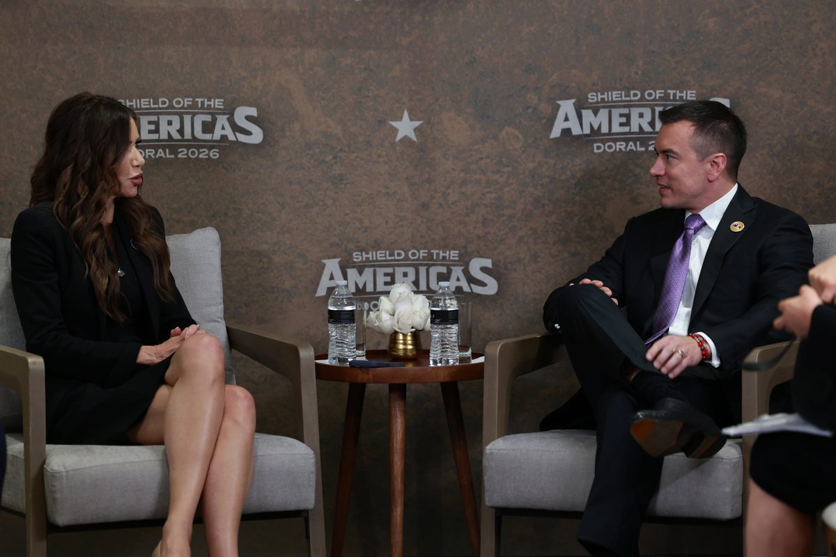 Daniel Noboa condecoró a Kristi Noem con la Orden Nacional al Mérito tras reunión bilateral en Carondelet