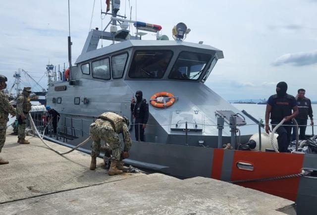Armada de Ecuador y Guardia Costera de EE.UU. interceptan buque pesquero con 760 kg de droga en aguas internacionales