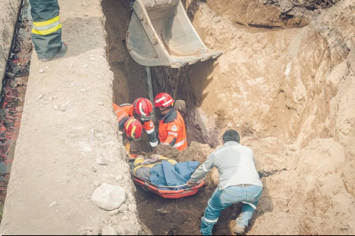 Dos trabajadores mueren sepultados por colapso de pared en obra de alcantarillado en Riobamba