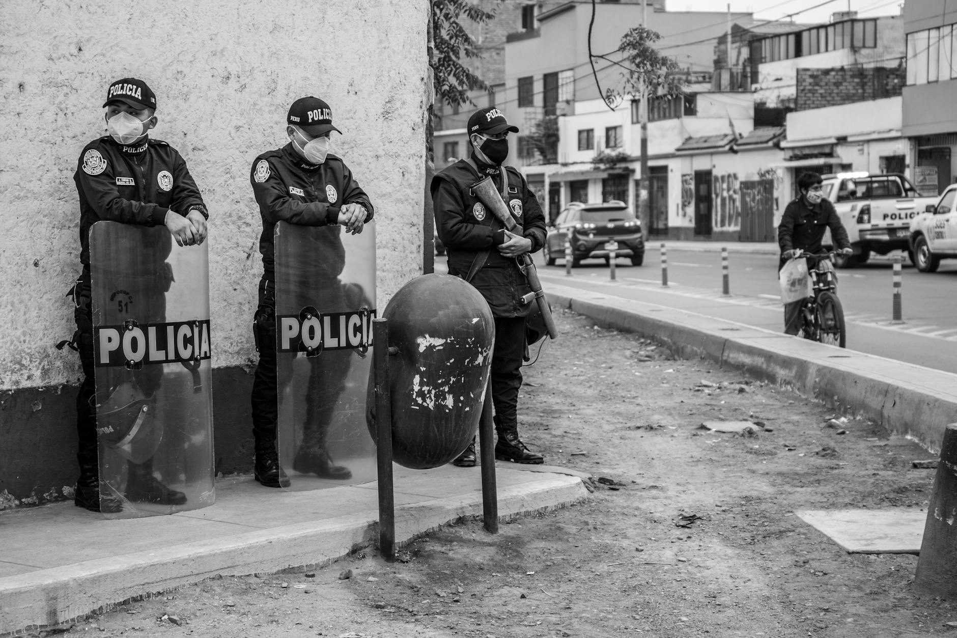 Fiscalía formuló cargos contra seis policías por robo, tráfico de armas y drogas en Guayaquil