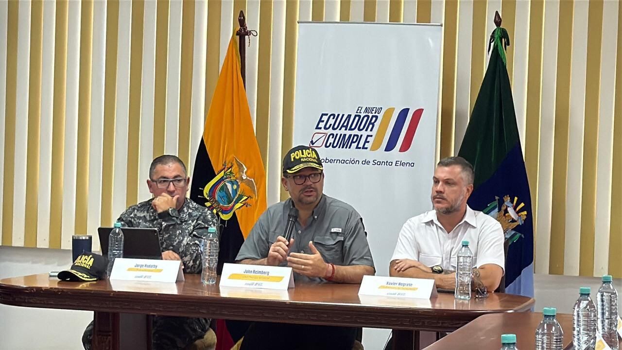 Ministro del Interior refuerza acciones contra la extorsión en Santa Elena a través de mesa de seguridad