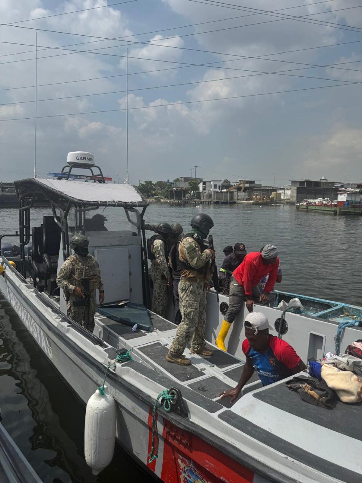 Operativo fluvial y terrestre de la Armada deja ocho aprehendidos en el sur de Guayaquil