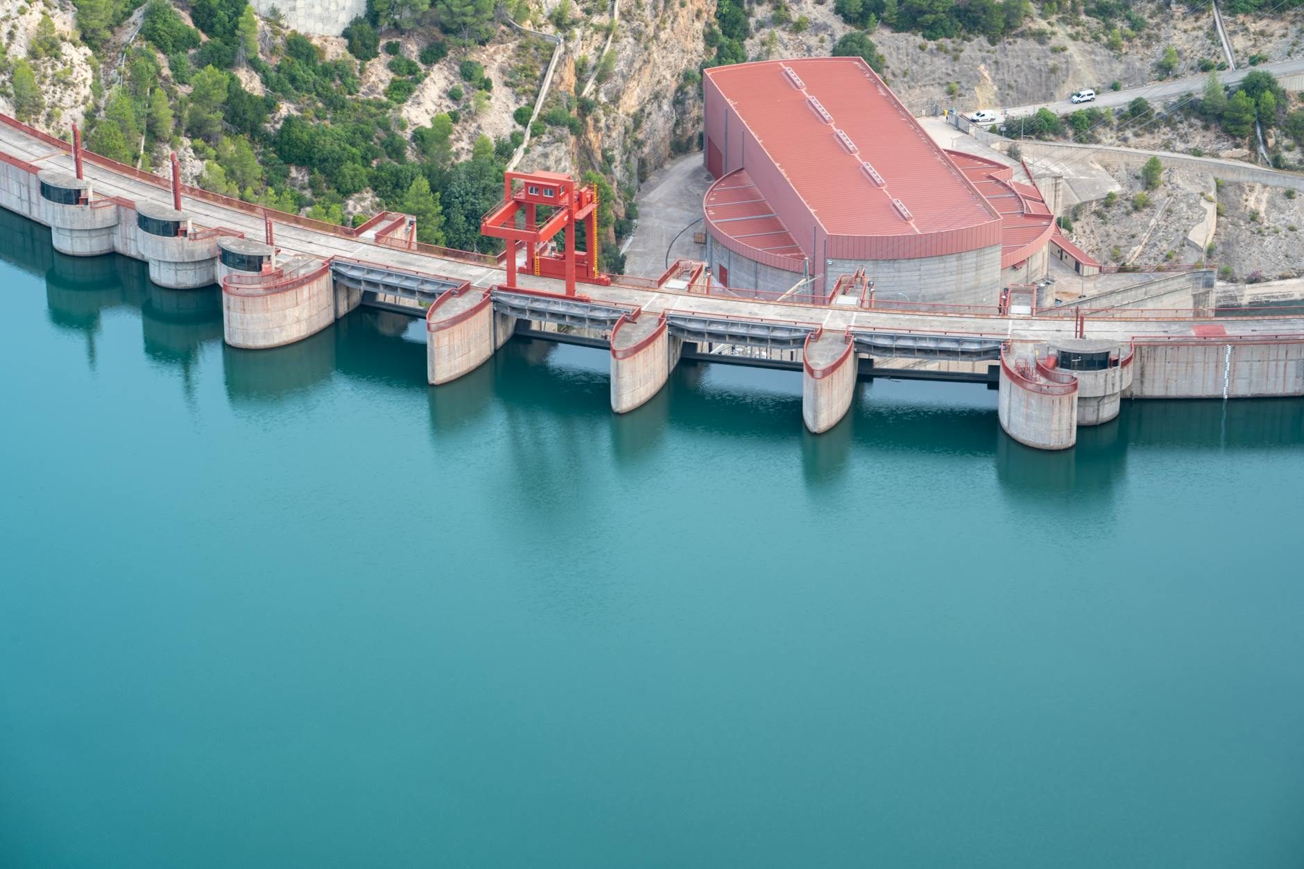 Manzano asegura que no habrá apagones al confirmar 5.700 MW de potencia disponible en Ecuador