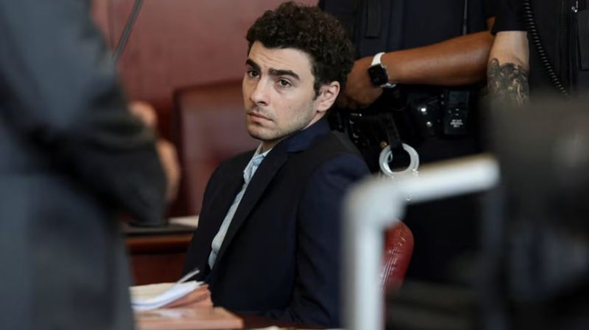 Juez admite cuaderno y arma de Luigi Mangione como prueba clave en su juicio