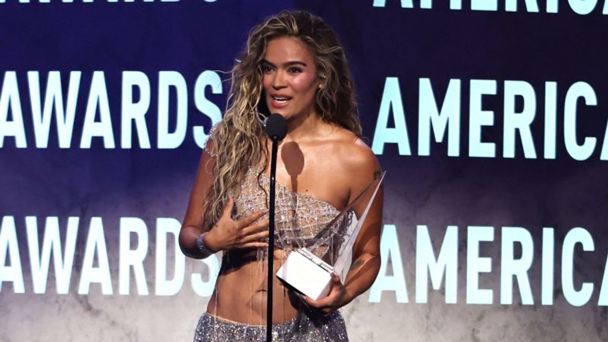 Karol G consolida el dominio global de la música latina con doble victoria en los AMAs 2026
