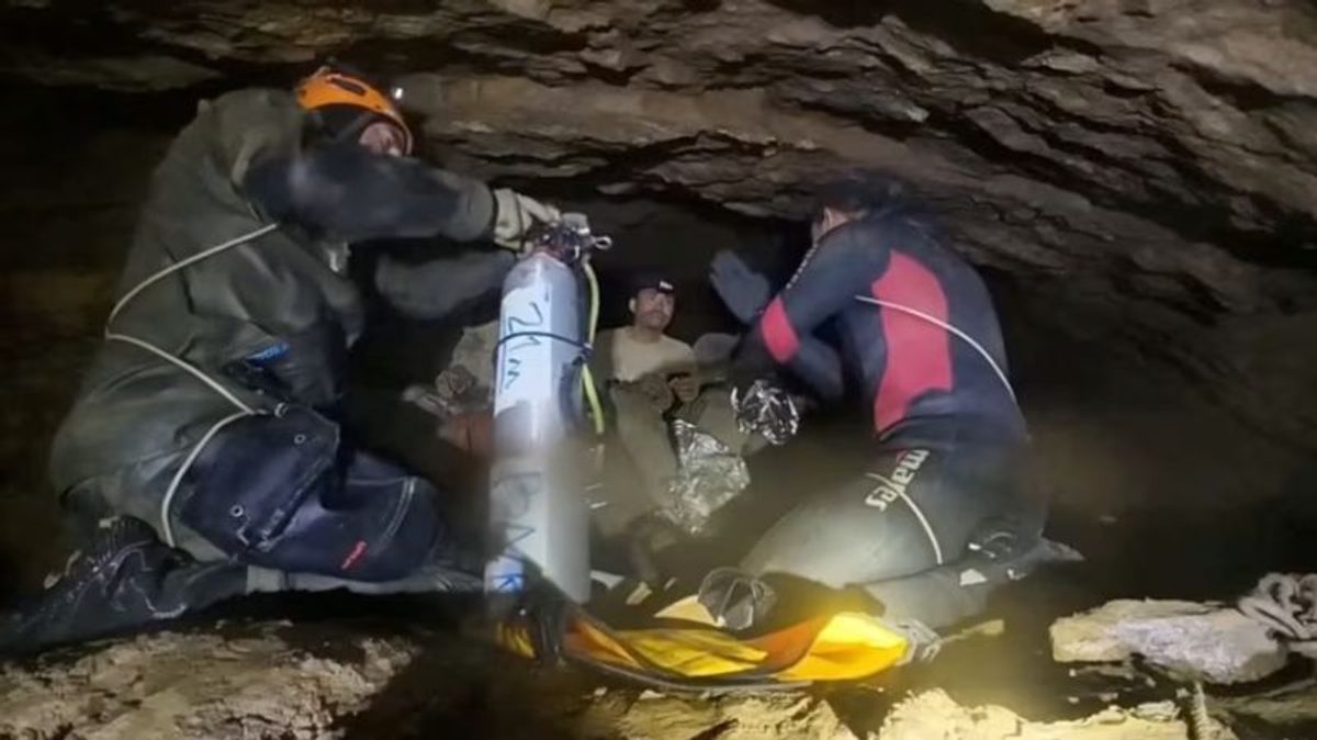 Supervivientes en Laos sorprenden al salir de la cueva por sus propios medios tras días de búsqueda