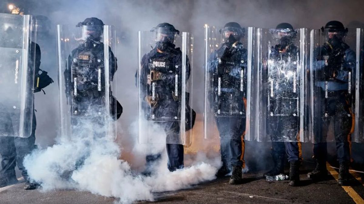 Newark impone toque de queda en EE.UU. tras protestas violentas frente a instalación del ICE