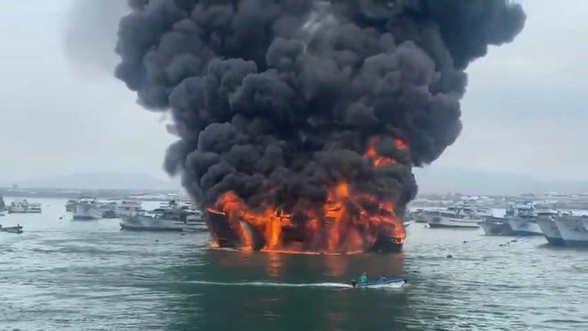 Gobierno de Noboa descarta atentado en incendio de 35 embarcaciones en Manta tras investigación