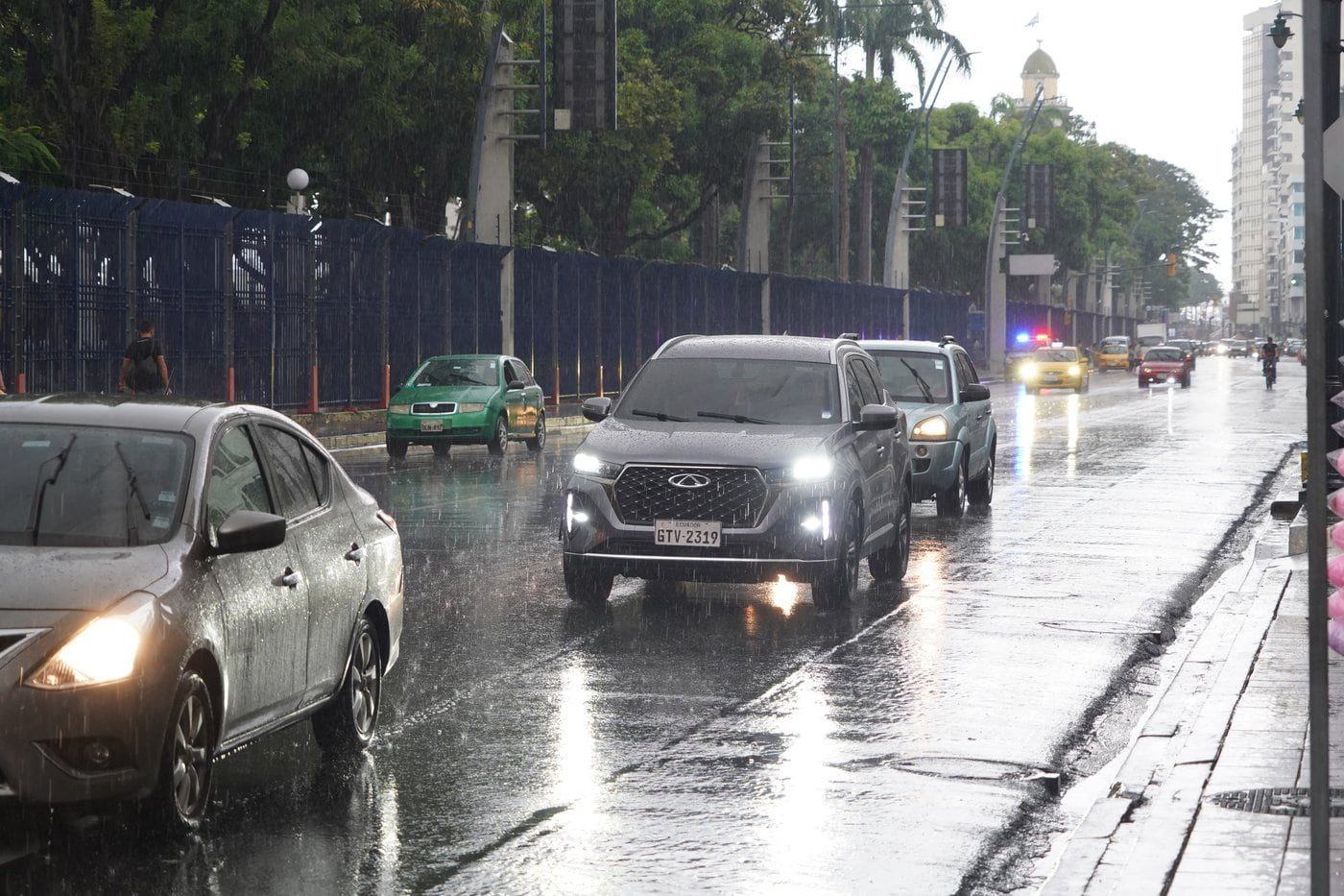 Lluvias intensas anegan calles de Guayaquil y exponen críticas brechas en gestión urbana