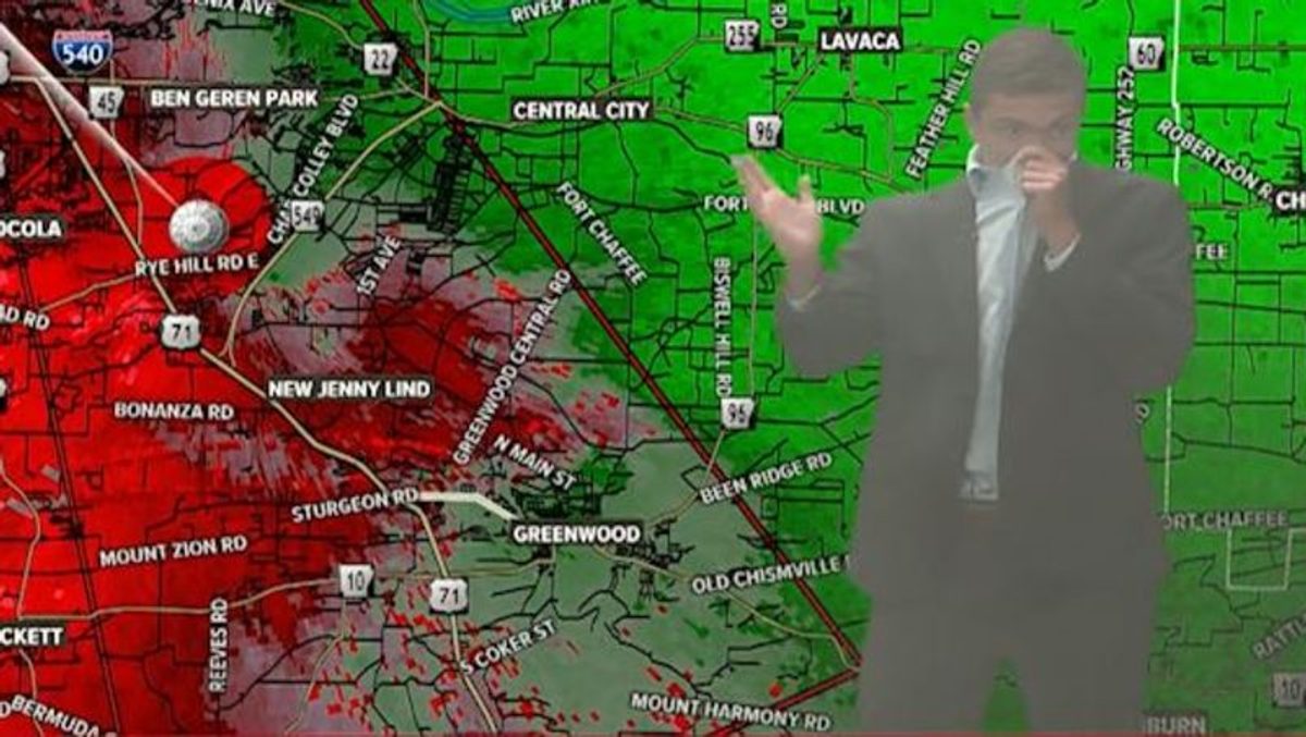 Incendio en estudio de Arkansas interrumpe reportaje y expone riesgos de la cobertura mediática