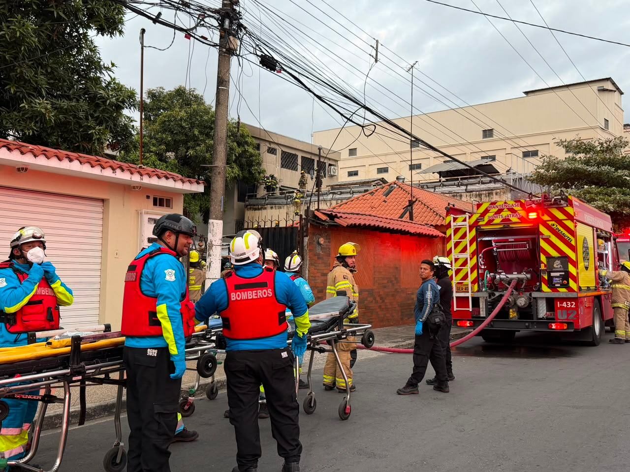 Incendio en edificio de Guayaquil moviliza equipos de Bomberos y deja cinco personas rescatadas
