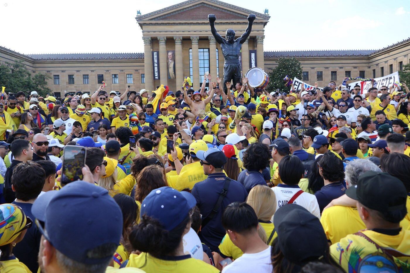 La hinchada ecuatoriana rinde homenaje histórico en las escaleras de Rocky antes del Mundial