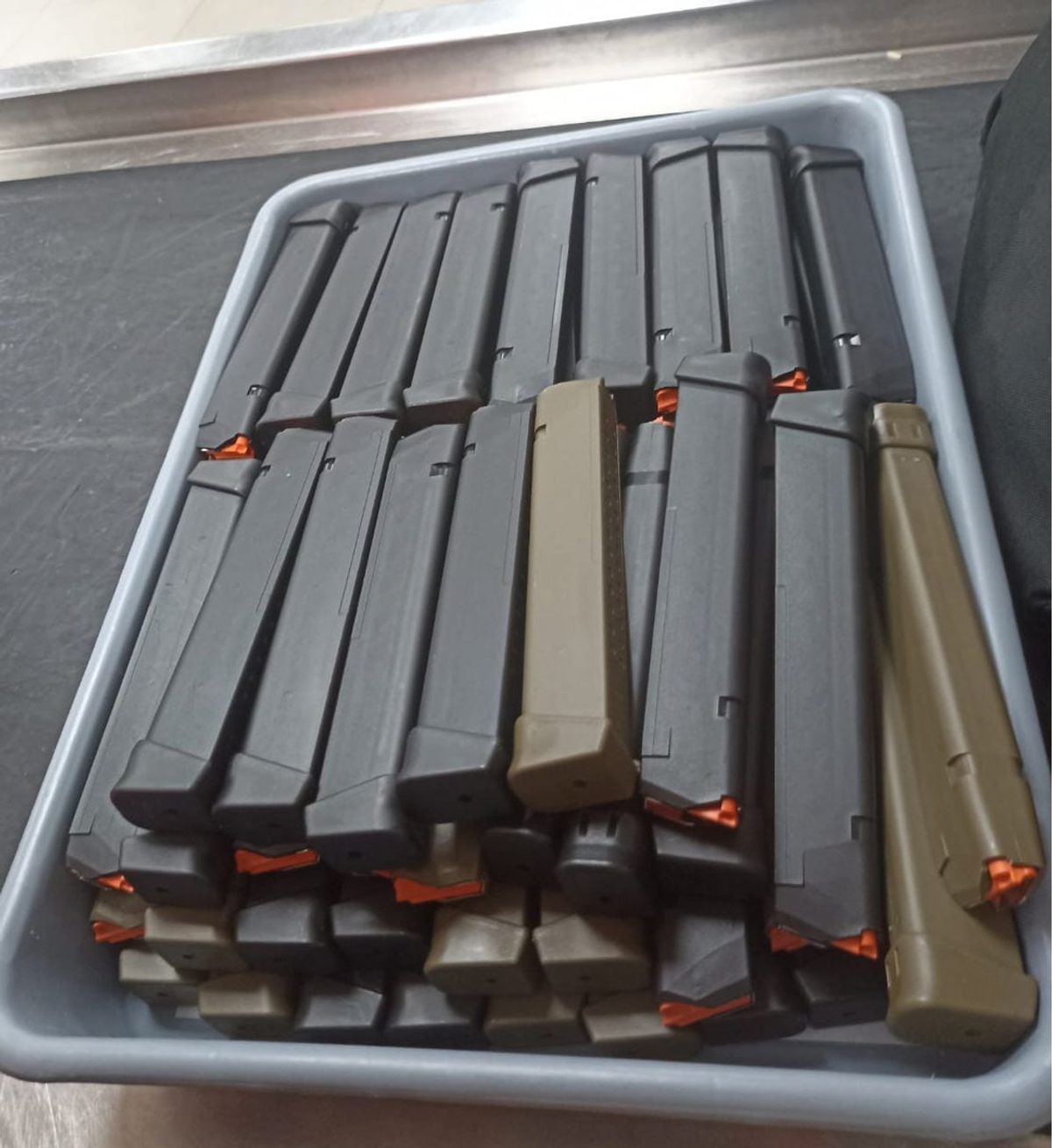 SENAE intercepta sesenta alimentadores de armas ocultos en equipaje desde EE.UU.