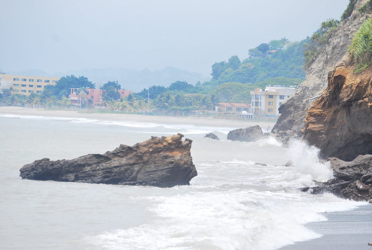 El INOCAR alerta sobre un peligroso arribo de olas con alta energía a la costa ecuatoriana
