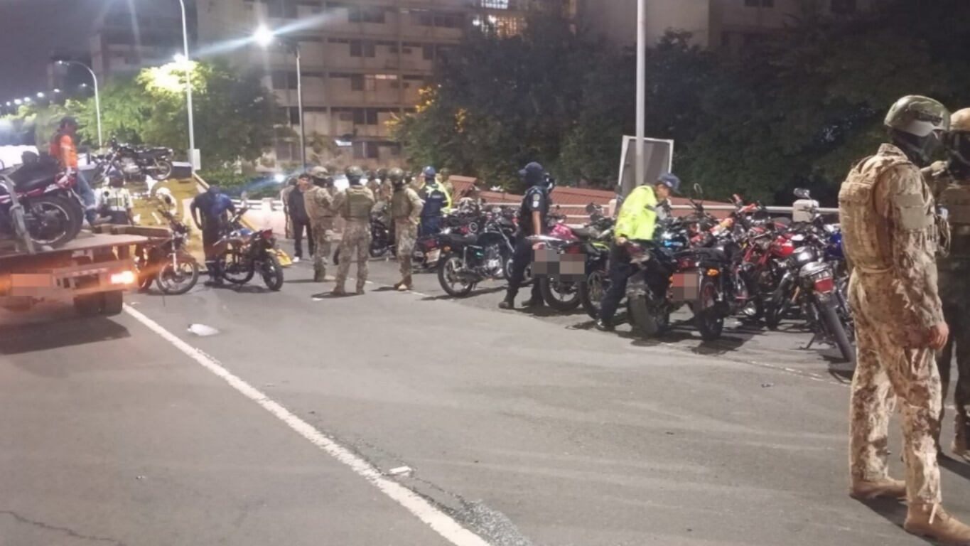 Operativo policial retiene más de 100 motocicletas y detiene a varios sospechosos en Guayaquil