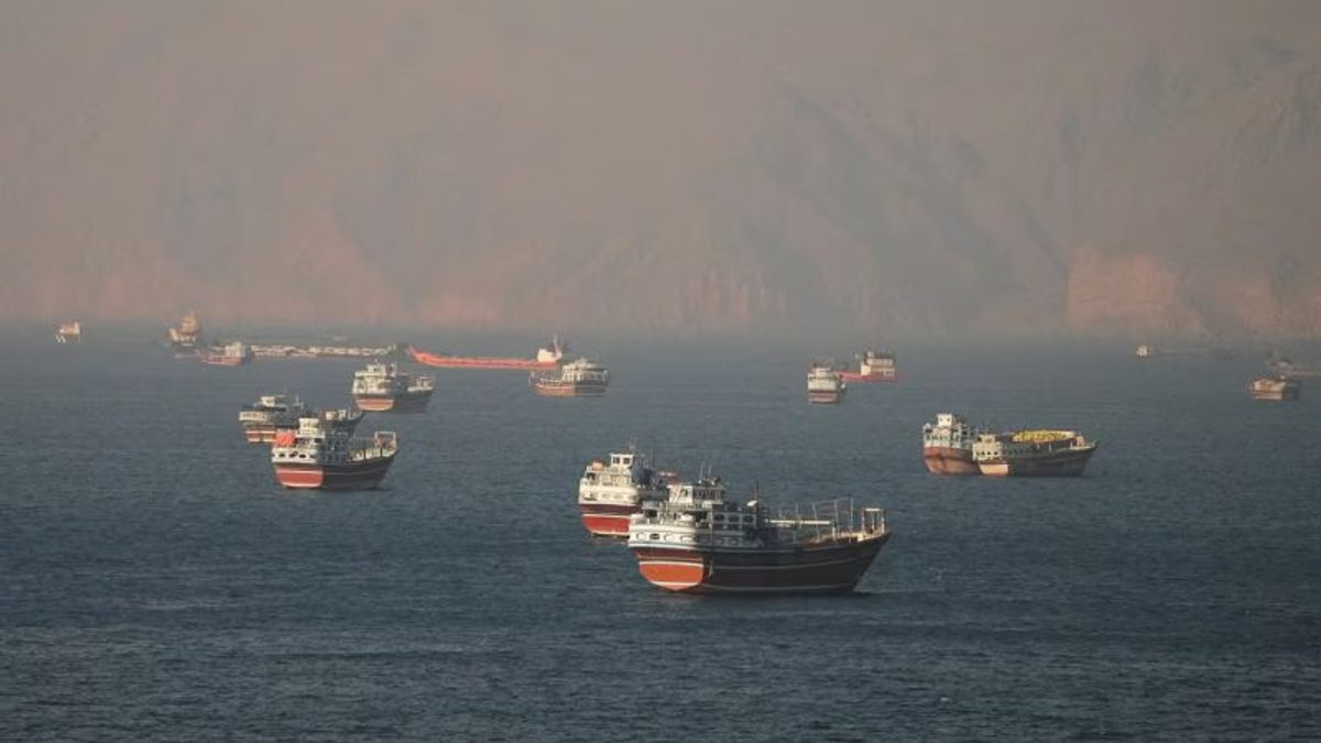 Barcos cruzan el Estrecho de Ormuz mientras Irán amenaza con cerrar la ruta marítima global