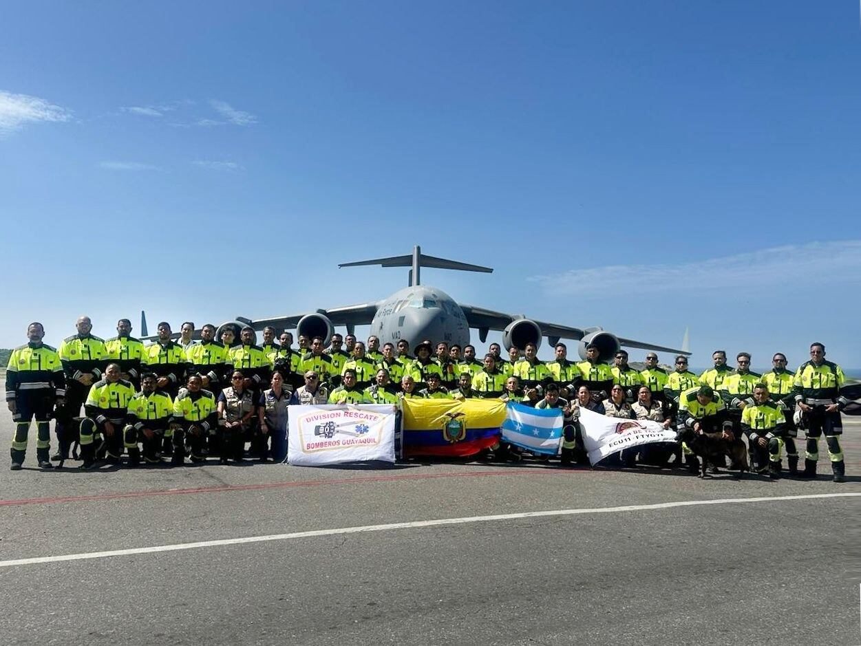Ecuador recibe apoyo internacional urgente con llegada de equipo especializado en rescate
