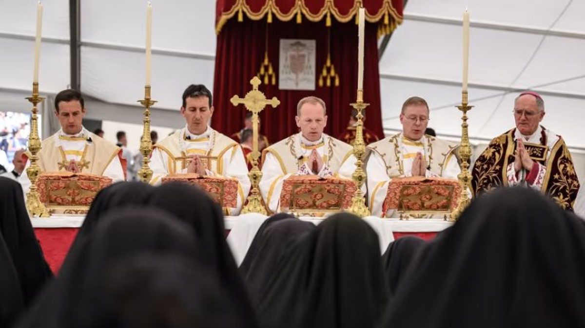 El Vaticano expulsa a obispos disidentes tras condenar el escándalo de un grupo ultratradicionalista