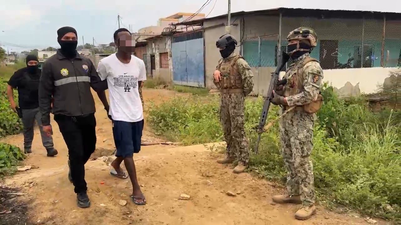 Capturan a alias 'Pan Quemado', presunto líder de Los Lobos, en operativo militar en Posorja