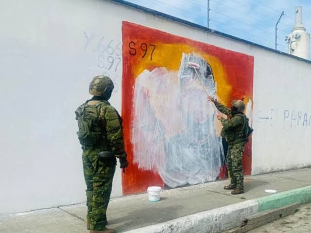 Noboa prohíbe grafitis y logos de bandas en prisiones para recuperar el control penitenciario