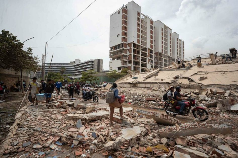 Sobrevivientes en Venezuela vigilan sus pertenencias tras sismos que dejaron ruinas y caos