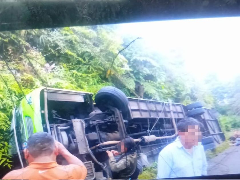 Tragedia en la vía Macas-Puyo: Dos muertos y ocho heridos en vuelco de bus