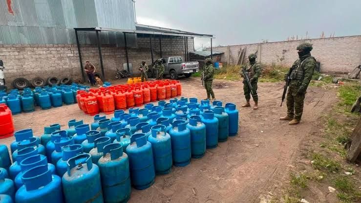 Fuerzas Armadas incautan 390 cilindros ilegales en Tungurahua y detienen a tres sospechosos