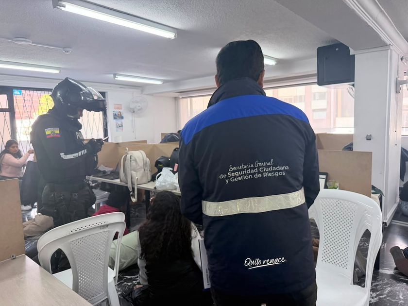 Operación policial desmantela presunto call center de extorsión en Quito