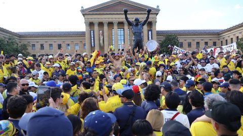 El intento fallido de subir la bandera tricolor a Rocky en Filadelfia refleja la pasión global del fútbol