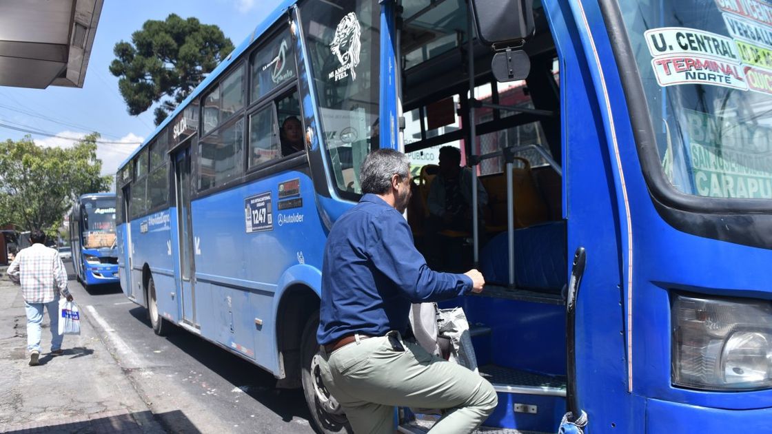 Quito se paraliza sin buses tras reducción de frecuencias por el toque de queda en la capital