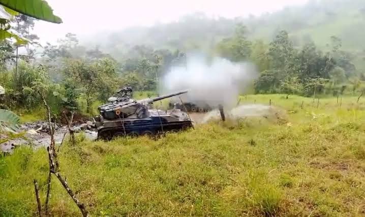 Ejército destruye 30 bocaminas con tanques en Santo Domingo
