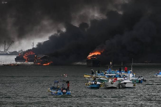 Incendio masivo destruye flota pesquera en Manta mientras se investiga intento de sabotaje