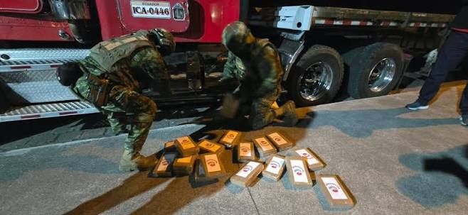 Ejército ecuatoriano desmantela red narco en Carchi con 84 paquetes ocultos