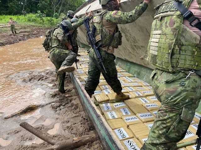 Fuerzas Armadas decomisan 700 galones de combustible ilegal en una instalación clandestina en Putumayo