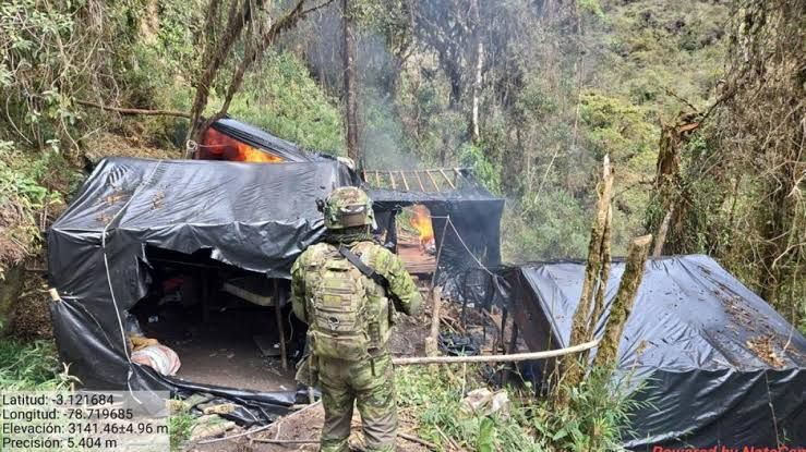 Fuerzas Armadas destruyen campamentos de minería ilegal en Azuay y la Amazonía en operativos conjuntos