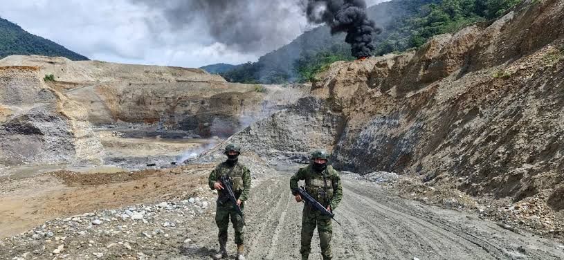 Ejército destruye dragas y dinamita en operativos contra minería ilegal en El Oro