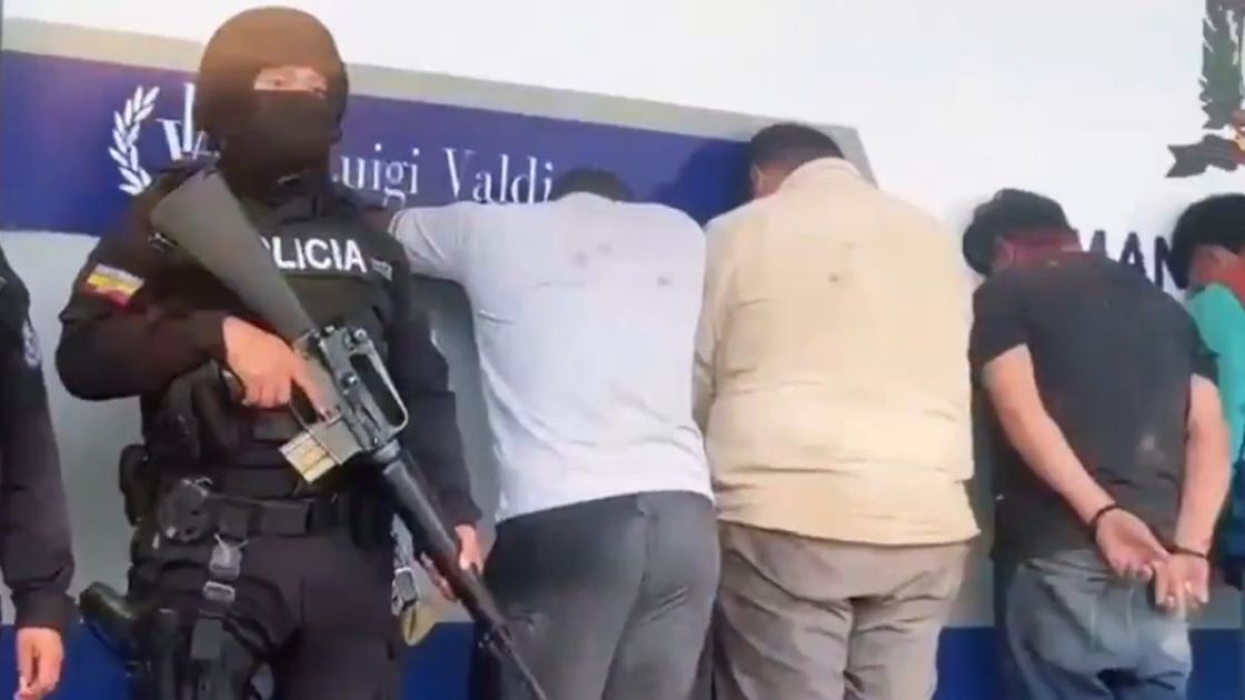 Policía decomisó armas, municiones y uniformes militares a sospechosos de asalto en Tungurahua