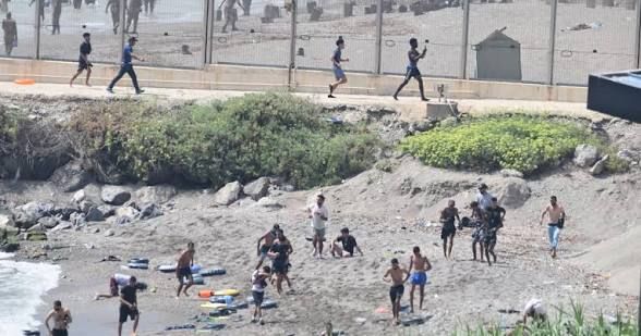 Crisis migratoria en Ceuta: Sánchez califica de 'ataque' la entrada masiva