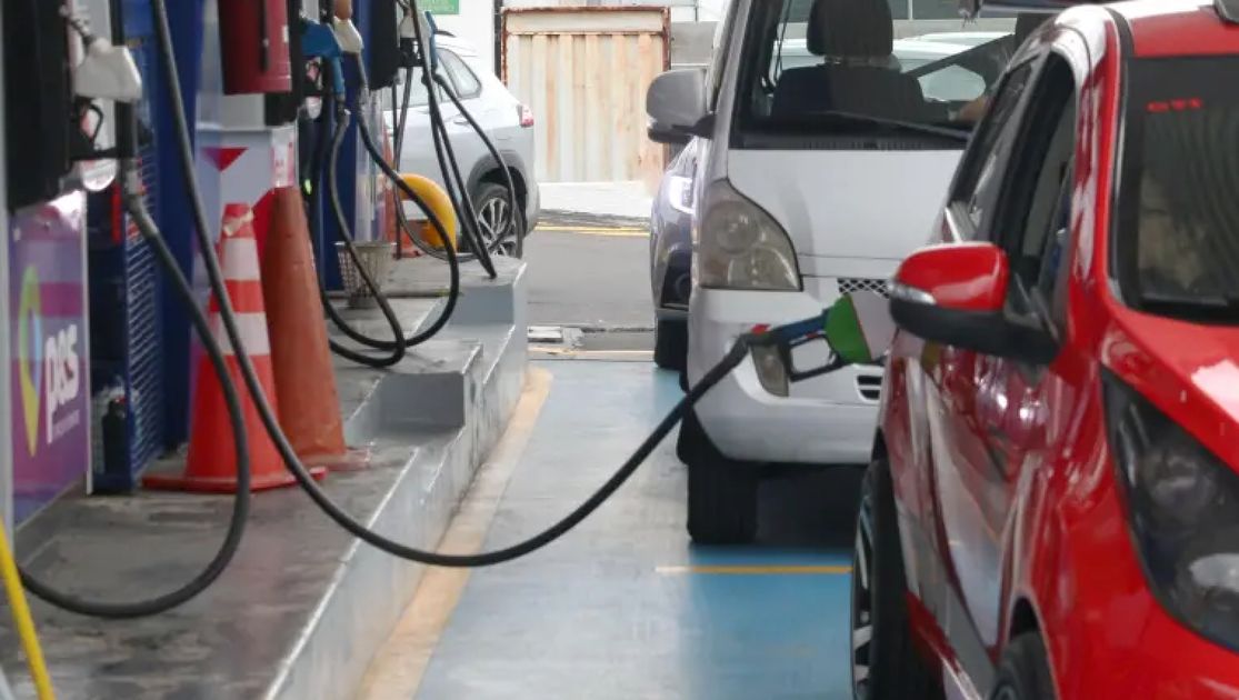 El gobierno ajusta precios de combustibles en Ecuador bajo el esquema de bandas hasta junio