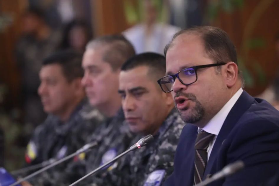 Ministro del Interior anuncia éxito en operativos contra el narcotráfico durante toque de queda