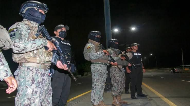 Noboa declara estado de excepción y otorga amnistía a militares por combatir al crimen