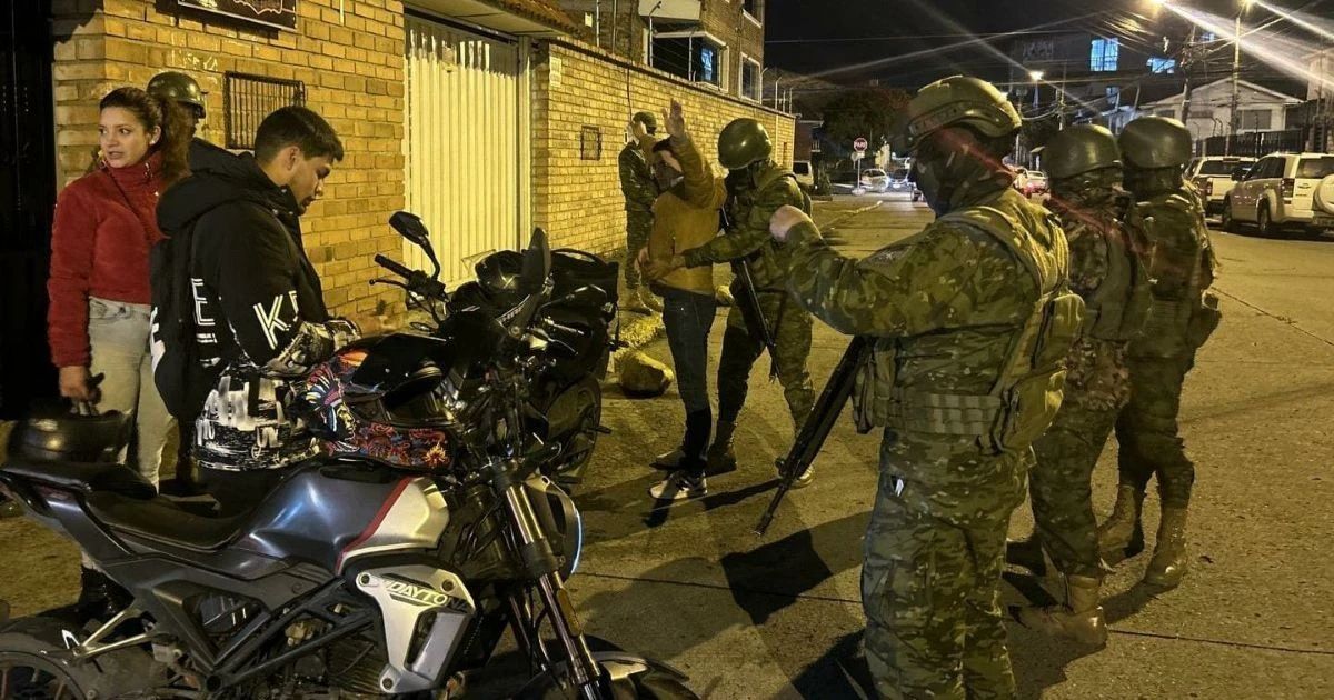El gobierno de Noboa extiende el toque de queda en Ecuador hasta mayo de 2026 para combatir el crimen