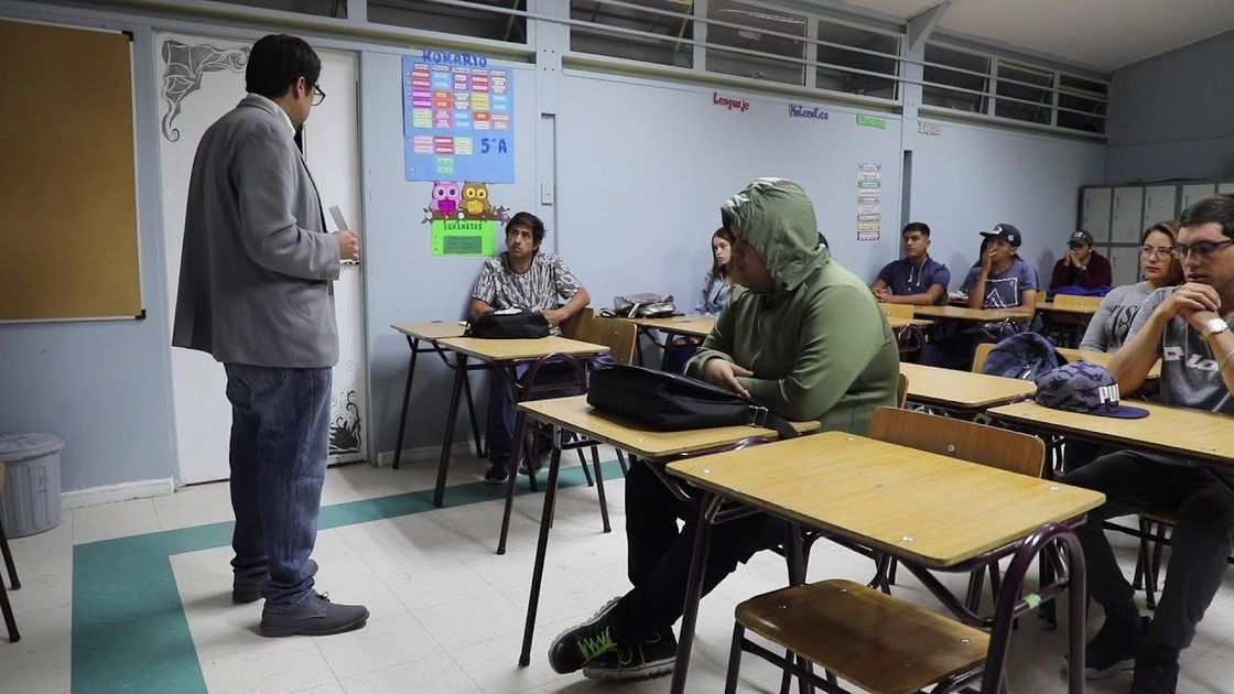 El Ministerio de Educación ajusta horarios de salida nocturna a las 21:30 por toque de queda en mayo