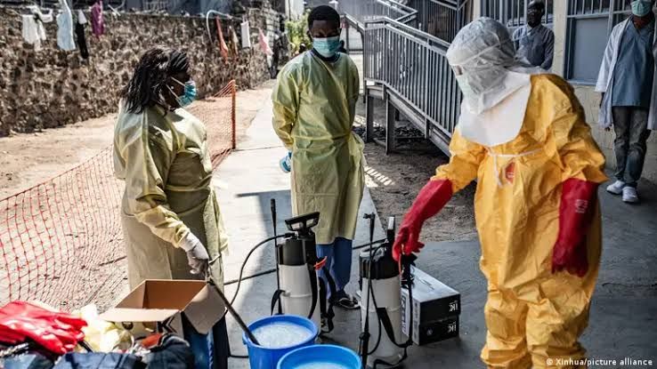 OMS lanza plan de USD 518 millones contra ébola en África