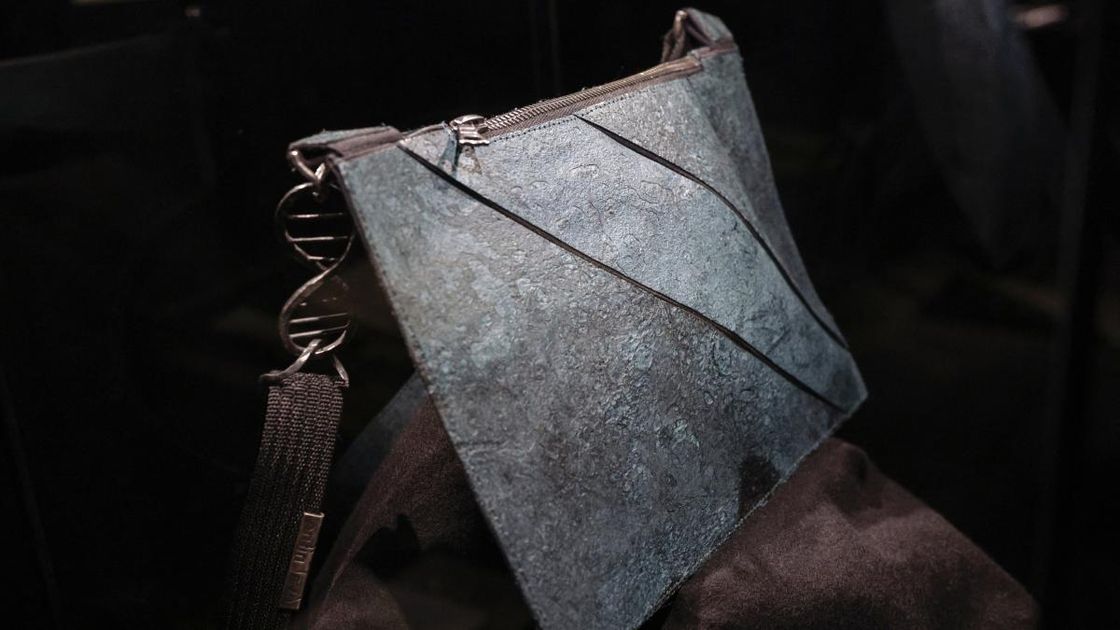 Bolso biotecnológico inspirado en T-Rex se subasta en París