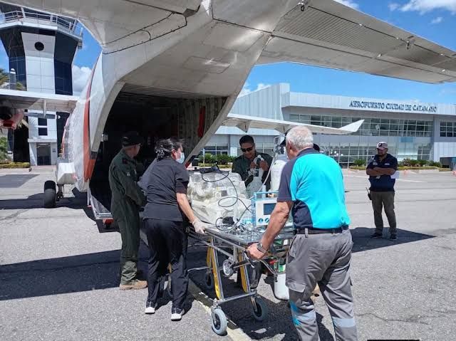 Ejército ecuatoriano salva vida de neonato con evacuación aérea desde Loja
