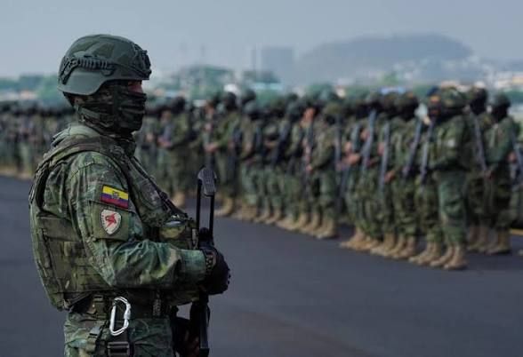 El Ejército Ecuatoriano intensifica operaciones tácticas bajo el toque de queda para asegurar el territorio nacional