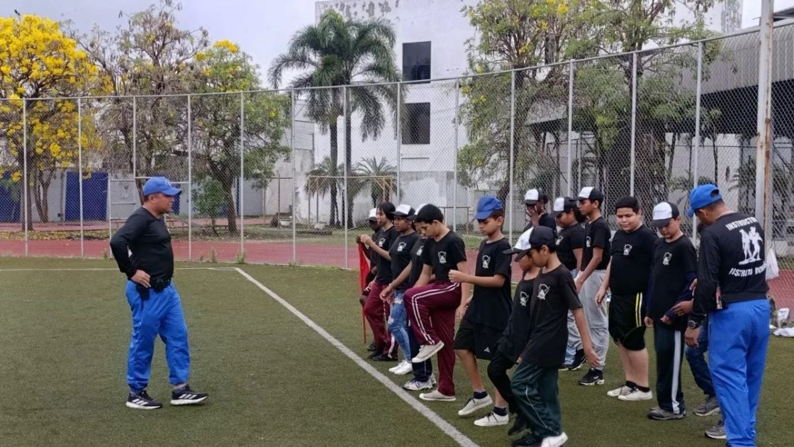 La policía en Durán combate el reclutamiento criminal con educación y deporte