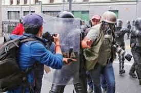 Líder indígena Andrés Ayala agredió con latigazos a un policía durante control en Chimborazo